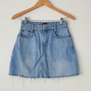 𝅺URBAN Outfitters BDG Womens Light Wash Frayed Hem Denim Mini Skirt Size Small
